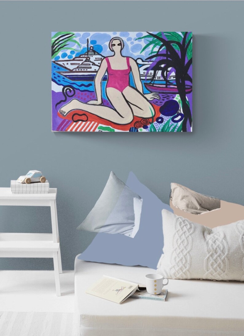 Puede incluir: Una pintura colorida de una mujer en un traje de ba&ntilde;o rosa sentada en una playa con un gran barco blanco en el fondo.