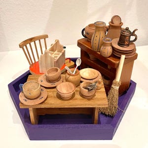 Diorama-Zimmer, Vintage Puppenhaus-Miniatur, Vintage-Möbel, Antik-Bausatz, Dora Kuhn-Möbel, bemalte Holz-Volkskunst, deutsches Spielzeug, Antistress