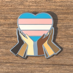 Pin de esmalte del Orgullo Transgénero: Unidad en la Diversidad. Manos y Corazón de Apoyo.