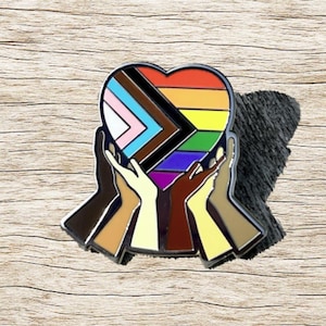 Jedność w różnorodności. Wsparcie dla Hands and Heart Progress Pride. Tęczowa flaga 1,25" z emalii. Przypinka na klapę. Gej LGBTQ LGBT Lesbijka. Transpłciowy, queer. Sojusznik.