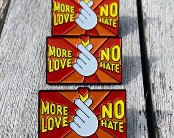 3er-Set - More Love No Hate Herz Hand Finger Zeichen 1,25 "Anstecknadel Abzeichen Einheit Gleichheit United Stop Hate Supports Charity AAPI