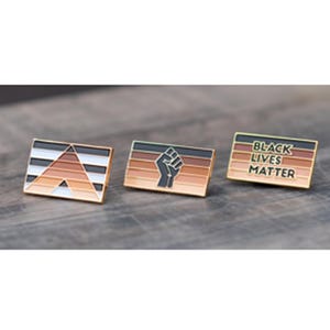 Conjunto de 3 - Insignias de solapa de 1" con la bandera de Black Lives Matter (raya/puño de la unidad/aliado negro) en dorado. Apoyan la igualdad, el Juneteenth y la caridad.