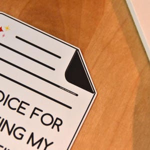 Op de afbeelding: Een witte factuur met zwarte tekst met de tekst "INVOICE FOR WASTING MY DAMN TIME". De factuur heeft zwarte lijnen en een decoratieve hoek. Een rode pen is zichtbaar op de achtergrond.