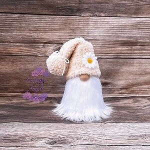 Daisy gnome, farmhouse gnome, summer gnome, spring gnome, gnome gift idea, tiered tray gnome