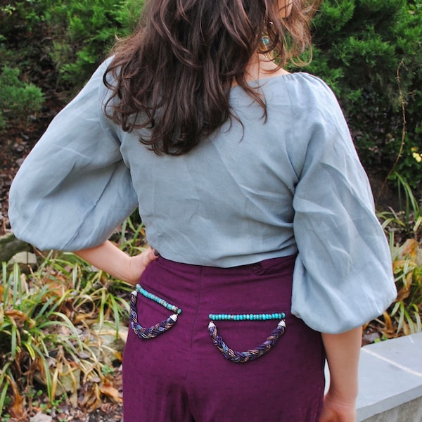 Le pantalon Jewel ! Pantalon taille haute taille pointillé violet réutilisé avec des coutures de bracelet sur les poches arrière