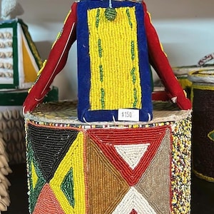 Nigerianische Ile Ori mit Kauri Muscheln