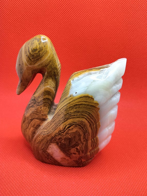 美しく彫刻されたオニキスの白鳥。ビンテージ感があり、穏やかで、誰も 