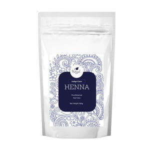 Può includere: Una borsa bianca con un'etichetta blu e bianca che dice "Indigo Color HENNA Pure Botanical Hair Color Net Weight 100g". L'etichetta ha un design floreale.