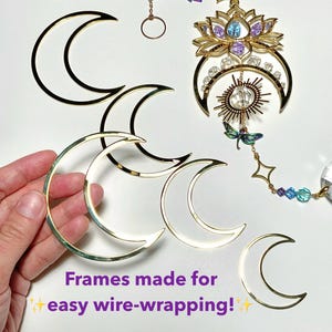 Op de afbeelding: Goudkleurige halve maan frames en een decoratieve zonnevanger met een kristallen bol. De zonnevanger heeft een lotusbloem, vlinders en een libelle. De tekst op de afbeelding luidt "Frames made for easy wire-wrapping!"
