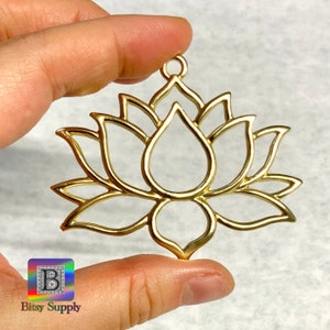 2.75 inch 14k Gold-Plated Lotus Suncatcher Frame 60mm Floral Water Lily, Lightweight Alloy Window Hanging for DIY Sun Catcher BC90