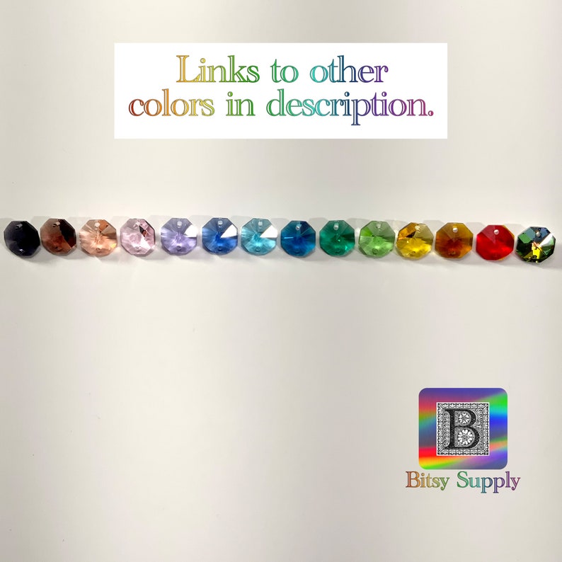 Puede incluir: Una fila de 14 colgantes de cristal en varios colores, incluyendo negro, marr&oacute;n, rosa, morado, azul, verde, amarillo, naranja, rojo y dorado. El texto "Enlaces a otros colores en la descripci&oacute;n." est&aacute; por encima de los colgantes.