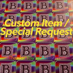 Puede incluir: Una hoja de pegatinas coloridas con la letra "B" en una fuente decorativa. Las pegatinas están dispuestas en una cuadrícula y tienen un fondo de arcoíris. El texto "Custom Item / Special Request" está escrito en amarillo en la parte superior de la imagen. El texto "Thanks! You're Awesome!" está escrito en blanco en la parte inferior de la imagen.