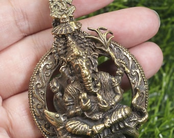 Collar colgante de latón con Ganesha: amuleto y talismán del dios hindú