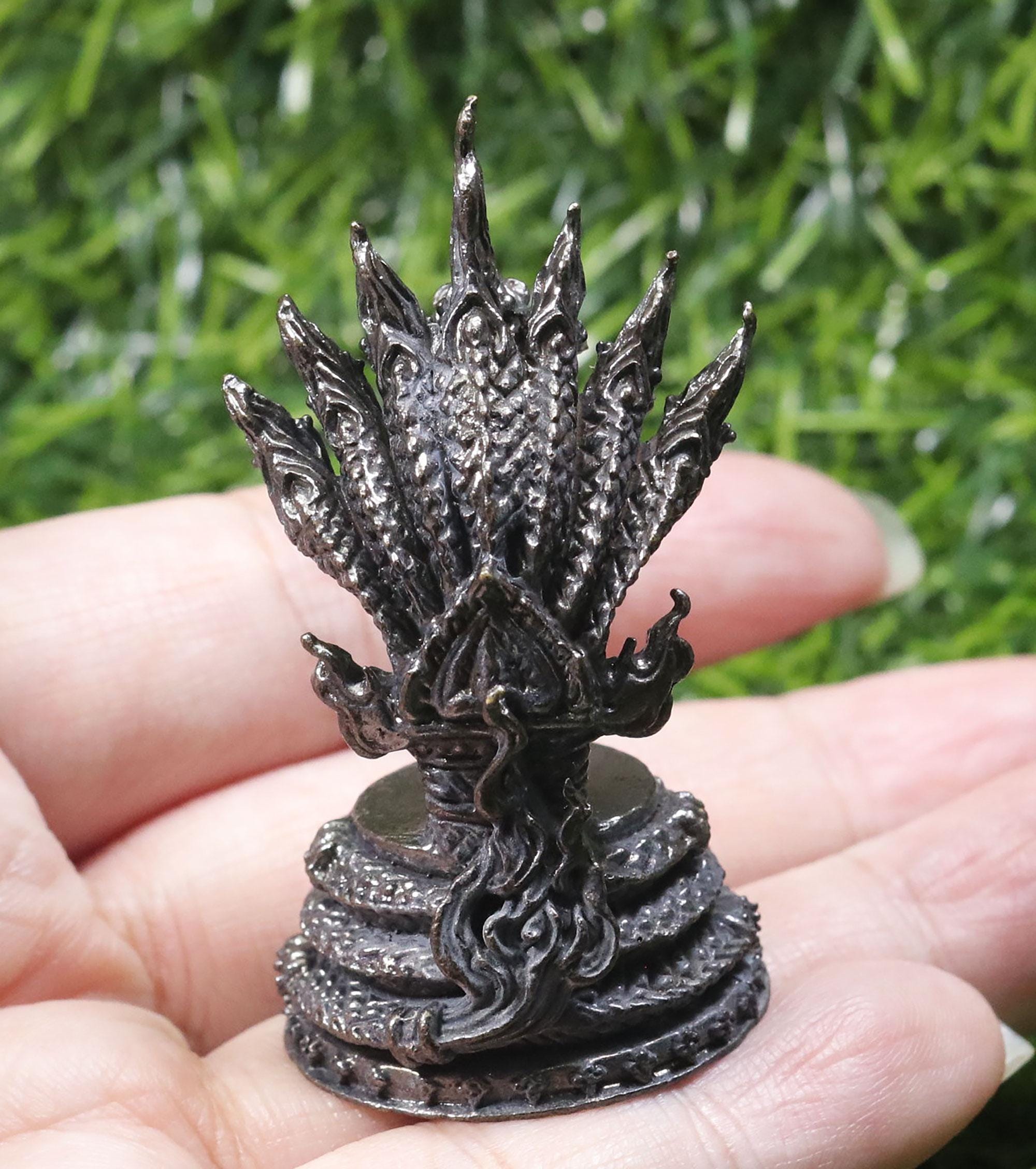 真鍮製パヤー・ナークお守り：七つ首のタイの蛇とナーガの目 - Etsy 日本