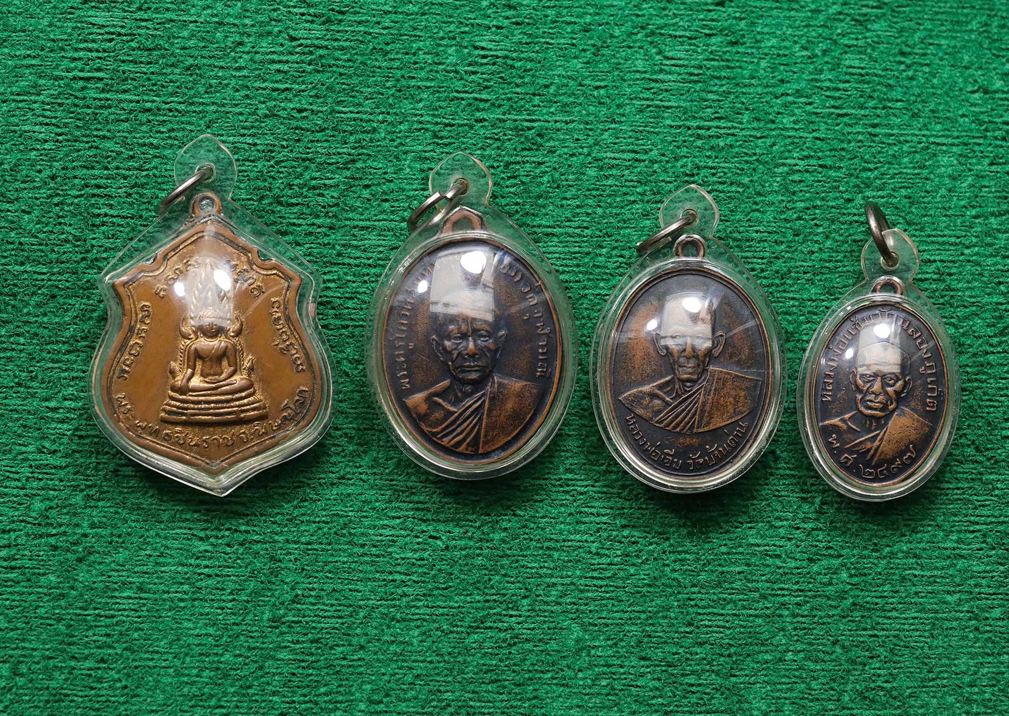 タイのお守りペンダント：幸運の仏教のお守りコインミックス - Etsy 日本