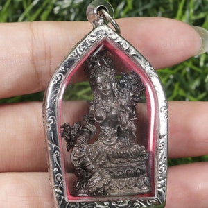 Pingente Umadevi de latão: Amuleto da Deusa Hindu (5,6 cm)