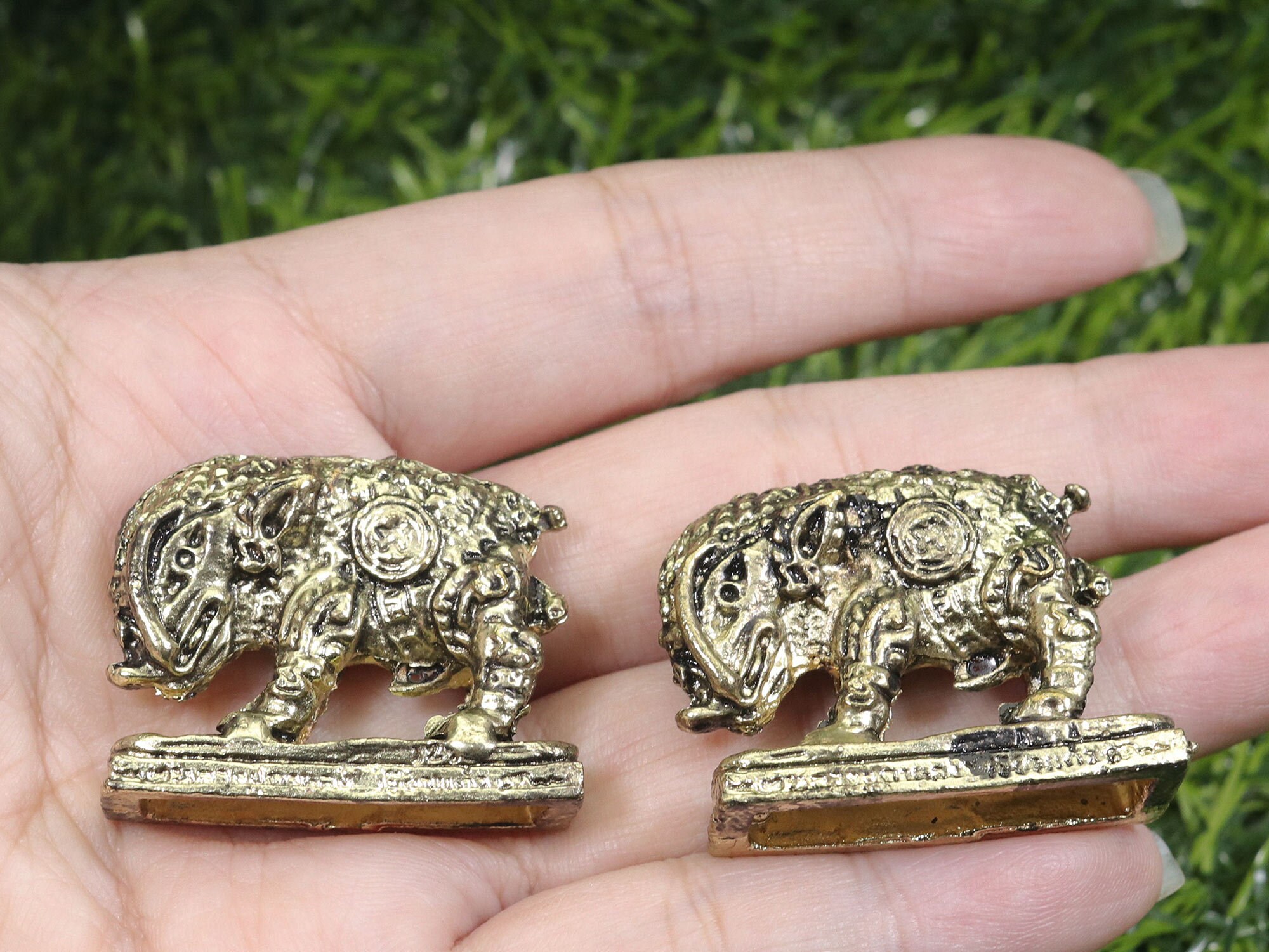 タイのお守り 鉛の猪像：幸運のお守り（2個） - Etsy 日本