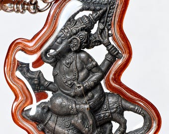 Collar con colgante de latón de Ganesh: Dios hindú sobre una rata