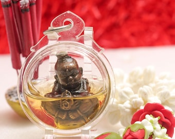 Tajski amulet Kuman Thong w butelce z olejem świętym, amulet zapewniający szczęście i pieniądze, przyciągający i chroniący
