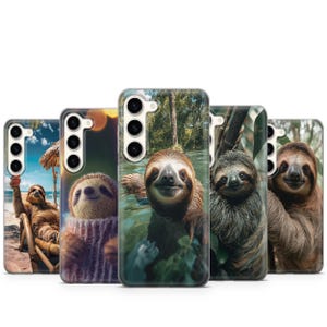 Könnte beinhalten: Fünf Smartphone-Hüllen mit Faultier-Motiven. Die erste zeigt ein Faultier auf einem Strandstuhl, die zweite ein Faultier im Pullover, die dritte ein schwimmendes Faultier, die vierte ein Faultier im Laub und die fünfte ein Faultier-Gesicht.