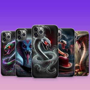 Könnte beinhalten: Eine Sammlung von Handyhüllen mit detaillierten Illustrationen von Schlangen. Die Hüllen zeigen verschiedene Schlangenarten mit leuchtenden Farben und aufwendigen Designs, darunter eine Kobra mit leuchtend roten Augen und eine Schlange, die sich um einen Apfel windet.