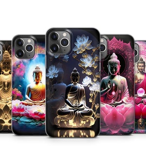 Puede incluir: Conjunto de cinco fundas para iPhone con diferentes imágenes de Buda en varias poses y colores. Las fundas son todas negras y tienen un acabado brillante.