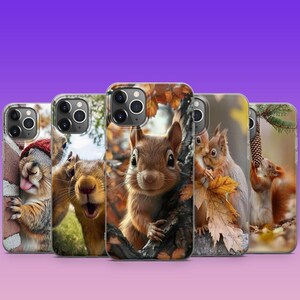 Op de afbeelding: Een verzameling van vijf telefoonhoesjes met gedetailleerde illustraties van eekhoorns in verschillende poses. De hoesjes tonen eekhoorns in natuurlijke omgevingen, met levendige kleuren en realistische texturen.
