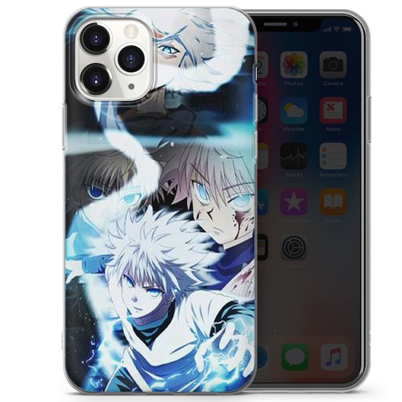 Peut inclure: Une coque de t&eacute;l&eacute;phone transparente avec une illustration anim&eacute;e color&eacute;e d'un groupe de personnages aux cheveux blancs et aux yeux bleus. Les personnages sont dans une pose dynamique sur un fond bleu et blanc.