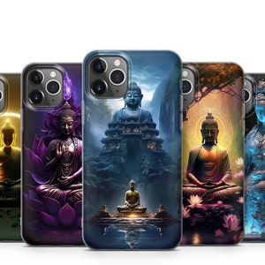 Puede incluir: Conjunto de seis fundas para iPhone con diferentes ilustraciones coloridas de figuras de Buda en varias poses. Cada funda tiene un diseño único con un fondo diferente, incluyendo un halo dorado, una flor de loto púrpura, un cielo azul, un bosque verde y una nube blanca.