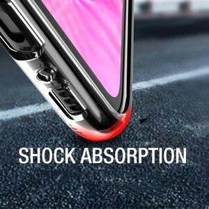 Peut inclure: Gros plan sur une coque de t&eacute;l&eacute;phone transparente avec une bordure noire. La coque est con&ccedil;ue pour absorber les chocs et prot&eacute;ger le t&eacute;l&eacute;phone. Le texte "SHOCK ABSORPTION" est imprim&eacute; sur la surface.