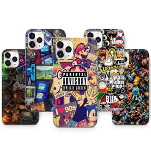 Könnte beinhalten: Fünf Handyhüllen mit farbenfrohen Designs. Eine Hülle zeigt eine Collage von Videospielkonsolen und Controllern. Eine andere hat eine Mario-Grafik mit dem Text "Parental Advisory Explicit Content". Weitere Hüllen haben Cartoon-Charaktere.