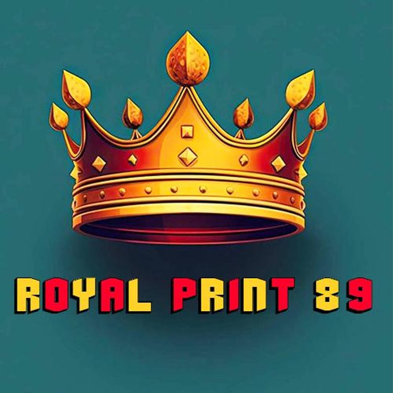 Peut inclure: Une couronne dor&eacute;e avec des accents rouges et jaunes se trouve au-dessus du texte "ROYAL PRINT 89" sur un fond bleu sarcelle.