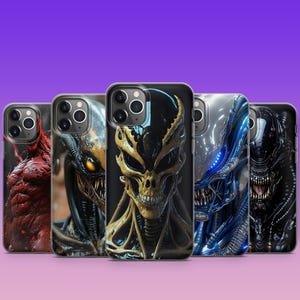 Peut inclure: Cinq étuis de téléphone différents présentant divers motifs de créatures extraterrestres. Les étuis sont noirs avec des fenêtres en plastique transparent montrant les motifs. Les motifs comprennent un extraterrestre rouge, un extraterrestre vert, un extraterrestre jaune, un extraterrestre bleu et un extraterrestre noir.