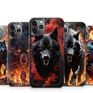Puede incluir: Cinco fundas de teléfono diferentes con lobos negros de ojos rojos sobre un fondo de fuego. Los lobos están representados en varias poses, con llamas y humo a su alrededor.