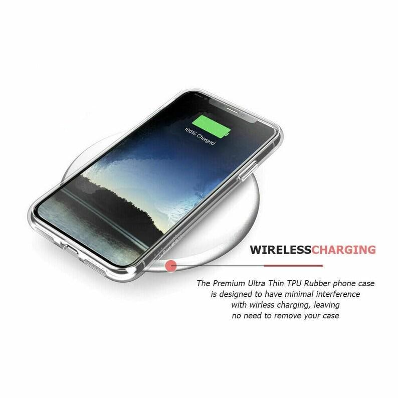 Peut inclure: Une coque de t&eacute;l&eacute;phone transparente sur un chargeur sans fil. La coque de t&eacute;l&eacute;phone est con&ccedil;ue pour permettre la charge sans fil sans retirer la coque. L'&eacute;cran du t&eacute;l&eacute;phone affiche une ic&ocirc;ne de batterie avec le texte "100% Charg&eacute;".