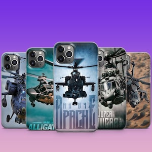 Puede incluir: Conjunto de cinco fundas para teléfono con diferentes helicópteros militares. Las fundas son todas negras y tienen un patrón de camuflaje. Los helicópteros están todos en vuelo y se muestran contra un cielo azul. El texto en las fundas dice "Apache", "Alligator", "Super Cobra" y "AH-64".