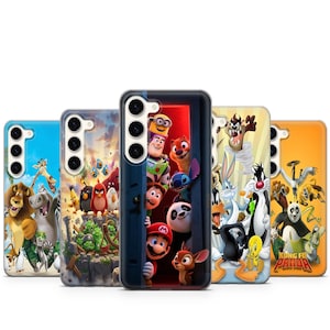 Peut inclure: Une collection d'étuis de téléphone colorés avec divers personnages de dessins animés. Les étuis présentent des designs de films et d'émissions animées populaires, notamment des personnages du "Roi Lion", "Angry Birds" et "Toy Story".