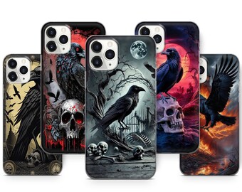 以下が含まれることがあります： ゴシック調の暗いアートワークが描かれた5つのスマートフォンケース。各ケースには黒いカラスが中心的な要素として配置されており、人間の頭蓋骨、枯れ木、満月、炎や血のような赤色の背景が様々な構図で組み合わされています。