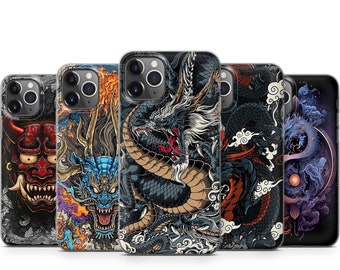 Puede incluir: Conjunto de cinco fundas para iPhone con ilustraciones coloridas y detalladas de dragones. Cada funda tiene un diseño de dragón diferente con colores vibrantes y detalles intrincados.