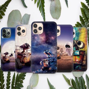 Op de afbeelding: Set van vijf telefoonhoesjes met verschillende scènes uit de animatiefilm Wall-E. De hoesjes zijn allemaal transparant en tonen een kleurrijk beeld van de robot Wall-E en zijn metgezel EVE. De hoesjes zijn ontworpen voor de iPhone.