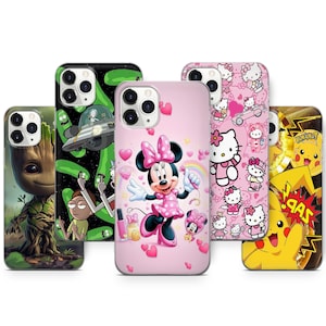 Op de afbeelding: Een verzameling telefoonhoesjes met cartoonfiguren. Ontwerpen omvatten Groot, Rick en Morty, Minnie Mouse, Hello Kitty en Pikachu. De hoesjes zijn in verschillende kleuren, waaronder groen, roze en geel.