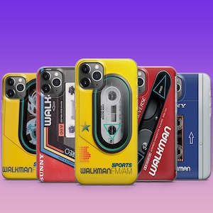 Op de afbeelding: Vijf verschillende telefoonhoesjes met een retro cassettebandontwerp. De hoesjes zijn geel, rood, blauw en zwart. De tekst op de hoesjes luidt "WALKMAN", "SUNNY", "SPORTS WALKMAN FM/AM", "VERSE" en "SONY".