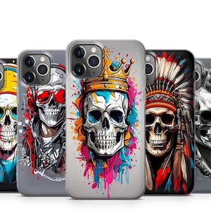 Könnte beinhalten: Satz mit fünf iPhone-Hüllen mit bunten Totenkopf-Designs. Jede Hülle hat ein anderes Totenkopf-Design mit verschiedenen Farben und Mustern. Die Totenköpfe sind mit verschiedenen Accessoires wie Kopfhörern, Kronen und Kopfbedeckungen dargestellt.