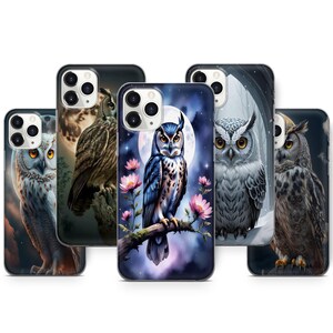 Puede incluir: Una colección de fundas para teléfonos con diseños de búhos. Cada funda muestra una ilustración diferente de un búho, con fondos variados que incluyen una luna llena, noches estrelladas y paisajes nevados. Los búhos se representan en varios colores y poses.