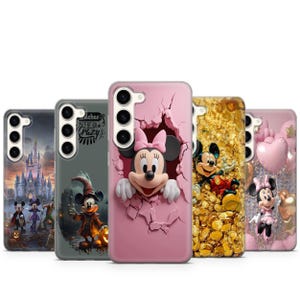 Op de afbeelding: Een verzameling van vijf telefoonhoesjes met Disney-personages. Ontwerpen omvatten Minnie Mouse, Mickey Mouse en Halloween-thema's. De hoesjes zijn in verschillende kleuren, waaronder roze, grijs en goud, met gedetailleerde illustraties en 3D-elementen.