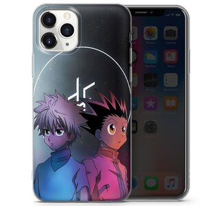 Peut inclure: Une coque de t&eacute;l&eacute;phone transparente avec un motif de deux personnages d'anime, l'un avec des cheveux blancs et une chemise bleue, l'autre avec des cheveux noirs h&eacute;riss&eacute;s et une chemise rose. Les personnages sont debout devant un cercle blanc sur un fond noir &eacute;toil&eacute;. La coque est con&ccedil;ue pour un iPhone.