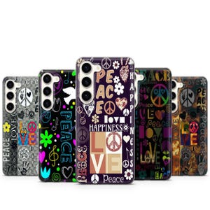 Puede incluir: Una colección de fundas para teléfonos con diseños coloridos. Cada funda presenta las palabras "Peace" y "Love", junto con símbolos de la paz, corazones y motivos florales. Las fundas tienen una variedad de fondos, incluyendo negro, gris y marrón.