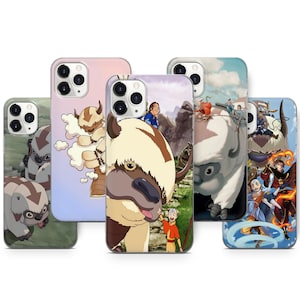 Könnte beinhalten: Eine Sammlung von Handyhüllen mit farbenfrohen Illustrationen von Charakteren und Szenen aus einer Zeichentrickserie. Die Hüllen zeigen Bilder eines fliegenden Bisons, Charaktere in Actionposen und malerische Hintergründe. Die Hüllen sind für verschiedene Telefonmodelle konzipiert.