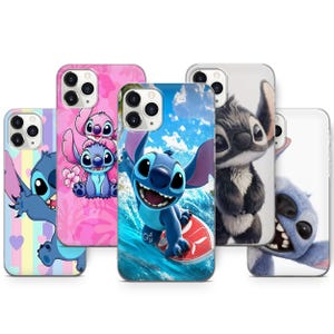 Könnte beinhalten: Eine Auswahl an Handyhüllen mit der Figur Stitch aus dem Film Lilo & Stitch. Die Hüllen zeigen Stitch in verschiedenen Posen, wie beim Surfen und mit anderen Charakteren, vor bunten Hintergründen.