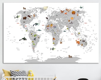 以下が含まれることがあります： 白地にグレーの輪郭で描かれた世界地図。大陸と海洋が描かれており、世界各地を代表する動物の小さなイラストで飾られている。地図は、子供部屋の白い壁に飾られている。